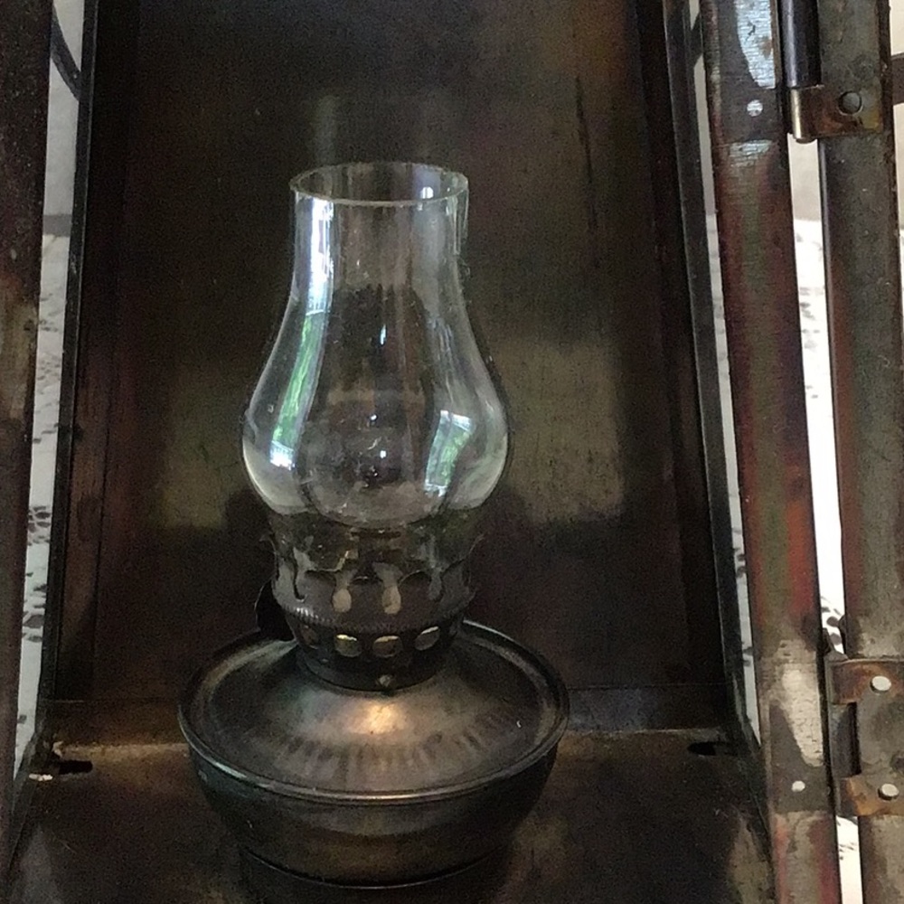 Antique Real Metal Kerosene/Oil Lantern with Handle. Beautiful details. - Picture 3 of 10